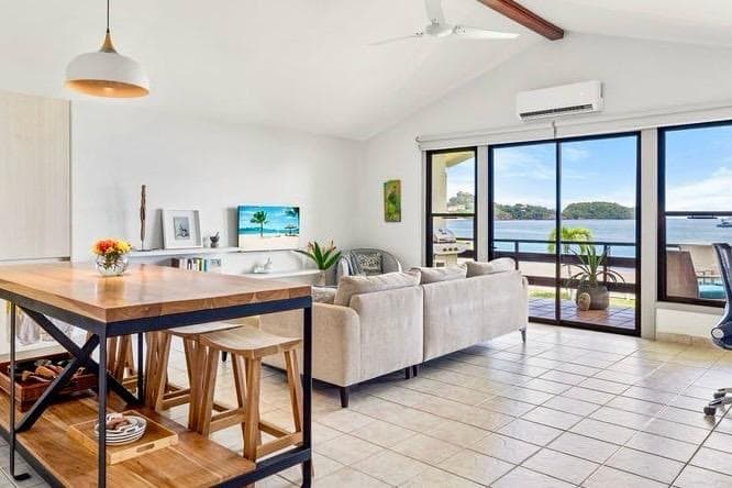 Pacific Beach #10 — Condo renovado frente al mar en Surfside, Playa Potrero