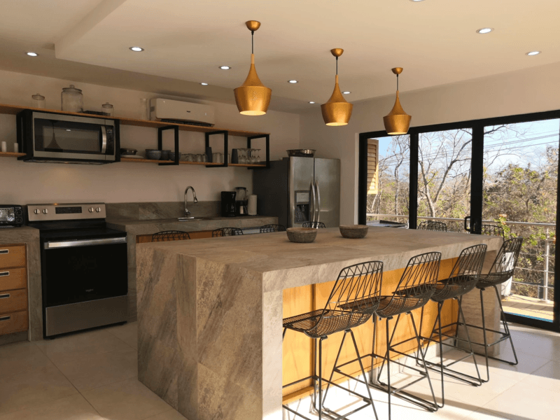 Luxurious 4Bed Villa, Steps from Tamarindo Beach — Casa de 4 habitaciones con piscina en Tamarindo