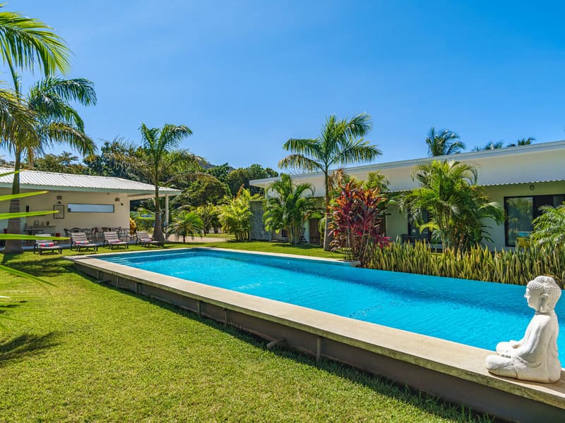Beautiful Seahorse Estate Property - Great Potential For B&B or Resort
