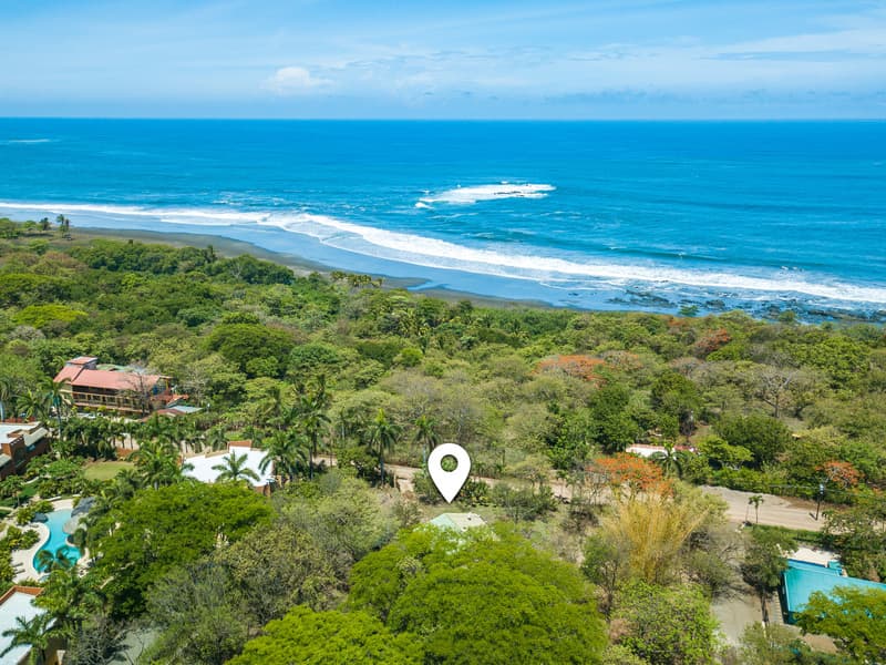 Casa de playa en un acre completo, a una cuadra del mar en Playa Junquillal