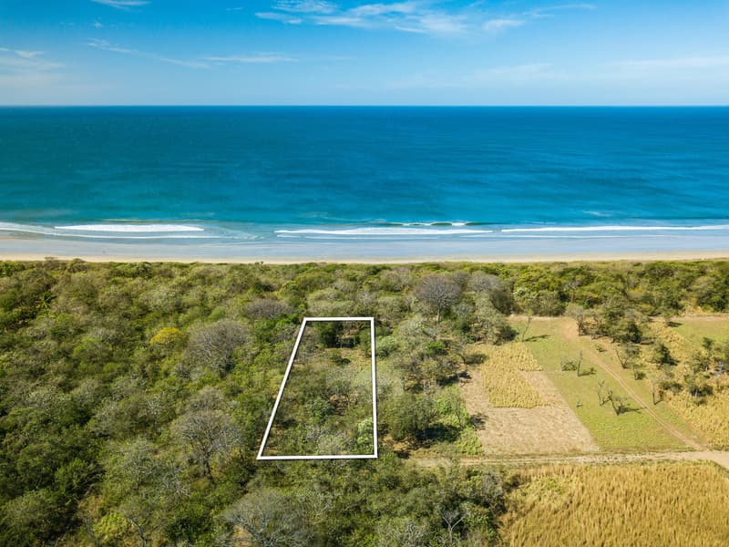 Titled Beachfront Estate Lot Playa Grande — Lote en Playa Grande
