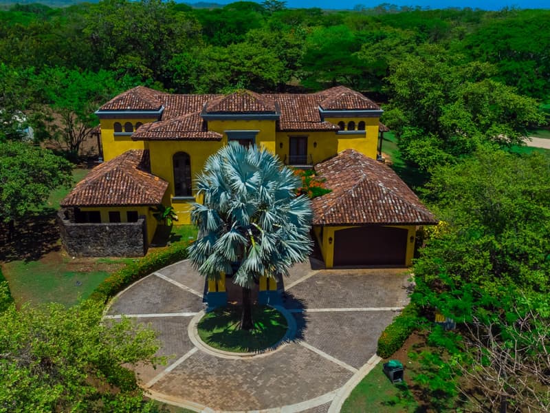 Casa Miraflores | Colonial-Style Estate in Hacienda Pinilla — Casa de 4 habitaciones con piscina en Hacienda Pinilla
