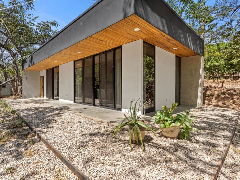 New Modern Tropical One Bed Home, 5 Mins to Tamarindo!