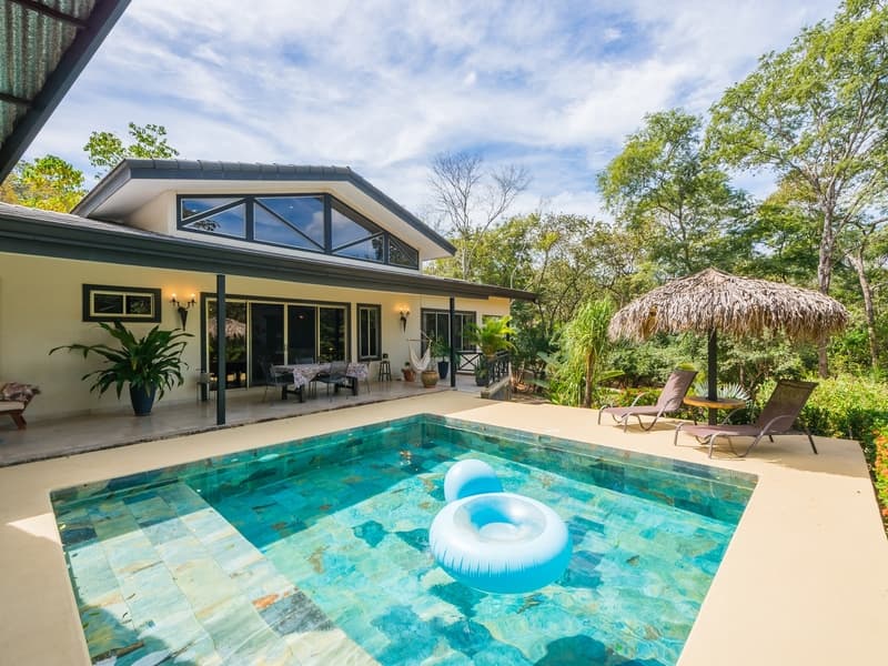 Casa de 4 habitaciones con piscina y rancho BBQ en 1.29 acres en Matapalo, cerca de Playa Grande