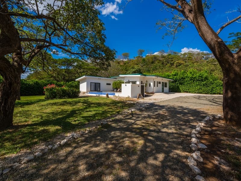 Finca Panama: Elegant Home with Pool and Investment Potential — Casa de 3 habitaciones con piscina en Tamarindo