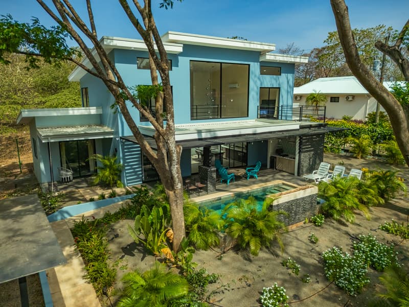 Laid-Back Modernity in the Heart of Avellanas