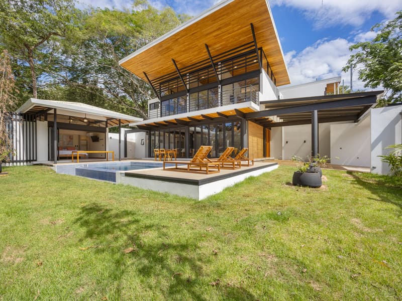 Casa Garza del Sol: Elegant Tropical Living Steps from Playa Tamarindo