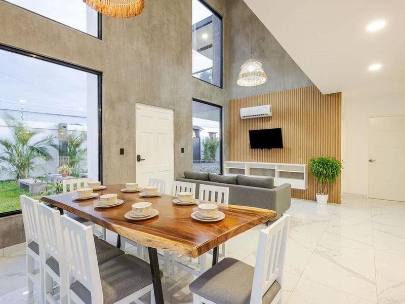 Casa Palmeras: Modern Space Home with Great Location
