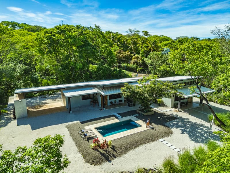 Modern Villa with Pool and Guest House — Casa de 3 habitaciones con piscina en Playa Negra