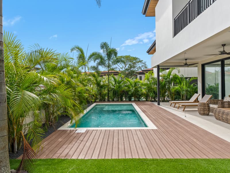 Experience Tropical Luxury at Casa Palms and Putts