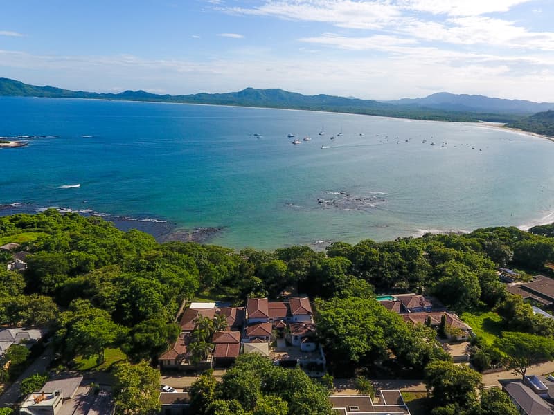 Unique Beachfront House in Playa Langosta — Casa de 6 habitaciones con piscina en Langosta