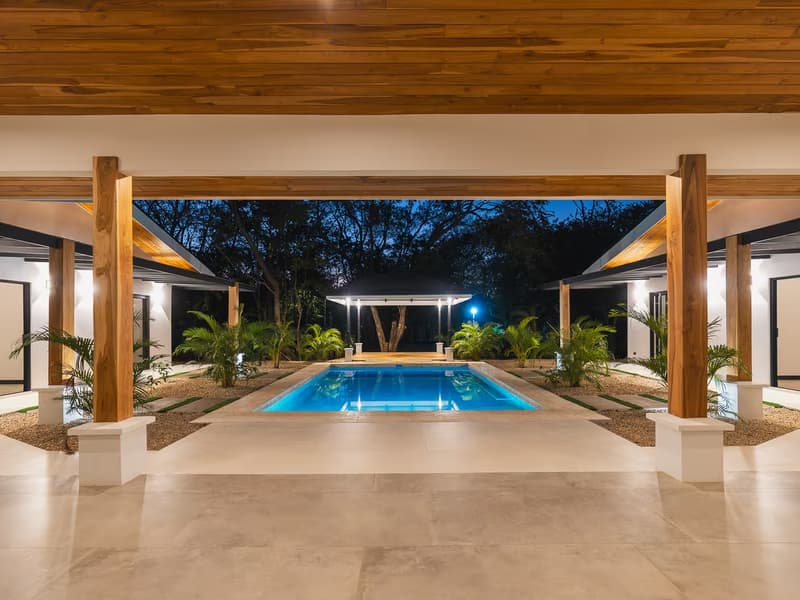 Villa Mariposa - 4-Bdrm Balinese-Style Retreat with Private Yoga deck
