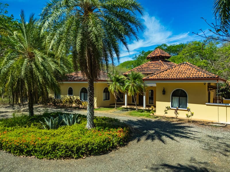 Elegant 4BR Retreat in Tierra Pacífica Gated Community