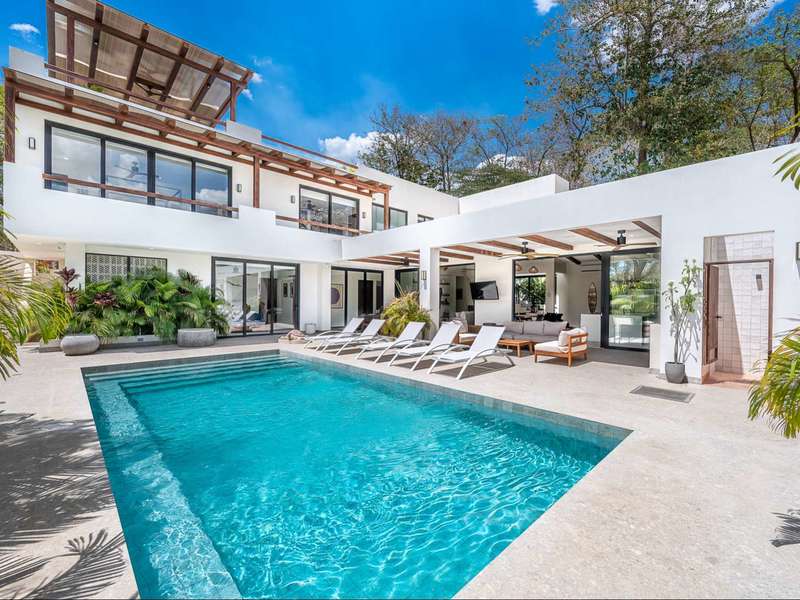 Casa la Familia - Elegant Beachside Estate with Guest House and Rooftop Terrace