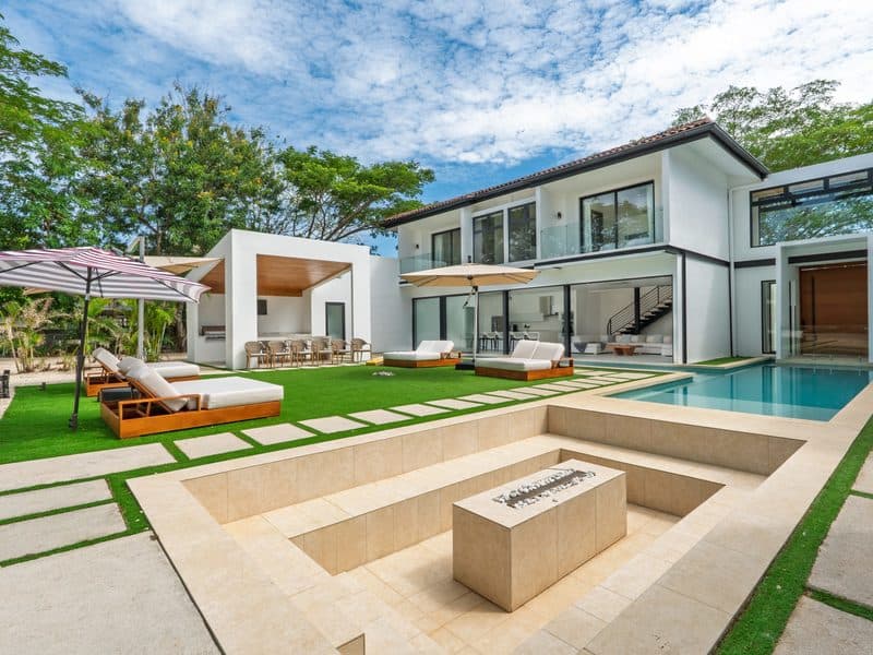 Casa Blanca - Luxury Golf Course Estate in Hacienda Pinilla